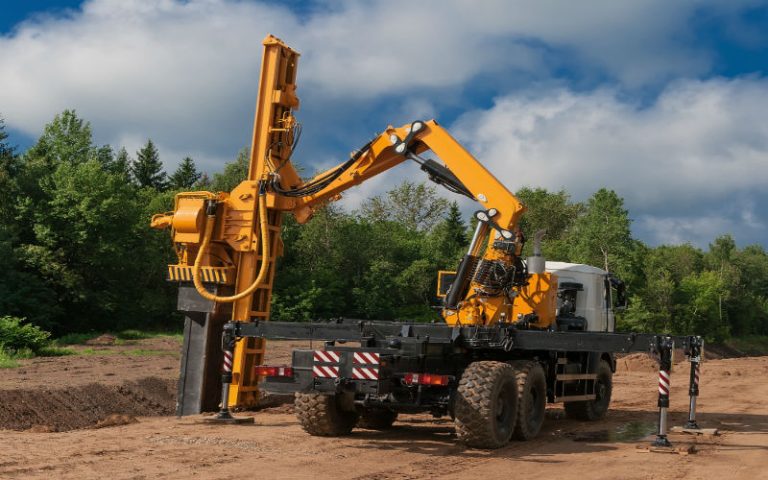 Locating the Best and Cheapest Tough Terrain Cranes in Chicago Is Easy